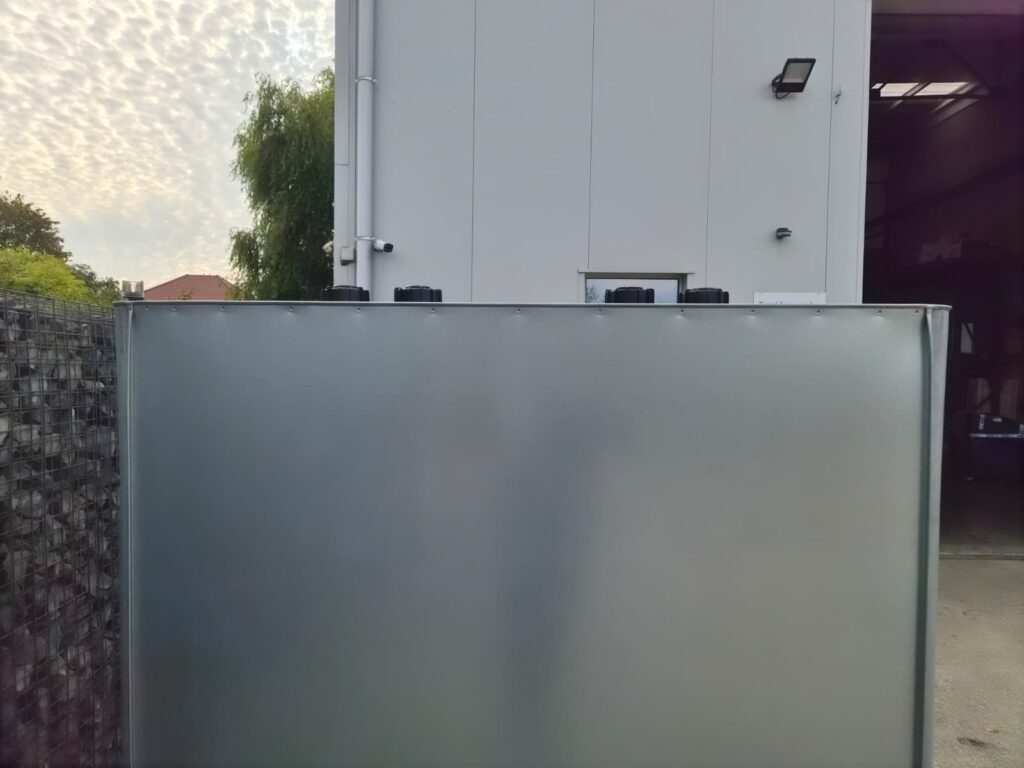 Détail du dessus sur le côté de la cuve à fioul galvanisée 1500 litres