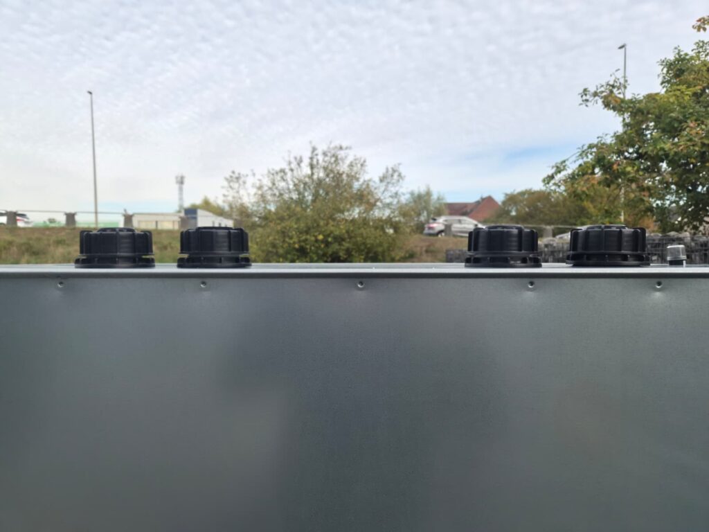 Dessus avec raccordements de la cuve à fioul galvanisée 1500 litres
