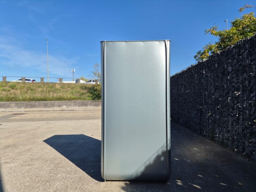 Arrière de la cuve à fioul galvanisée 620 litres installée à l'extérieur