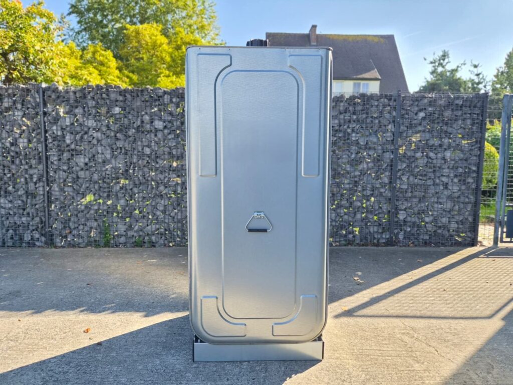 Face avant de la cuve à fioul galvanisée 620 litres sur pied en acier