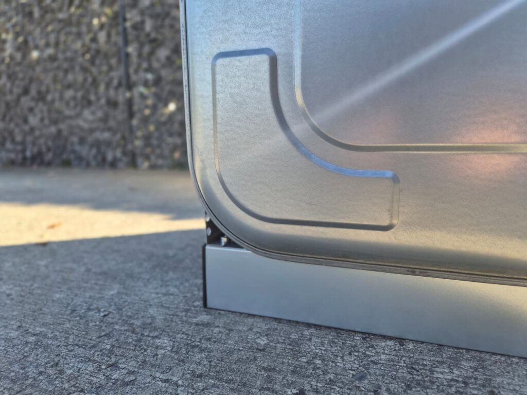 Détail d'angle du pied en acier de la cuve à fioul galvanisée 620 litres